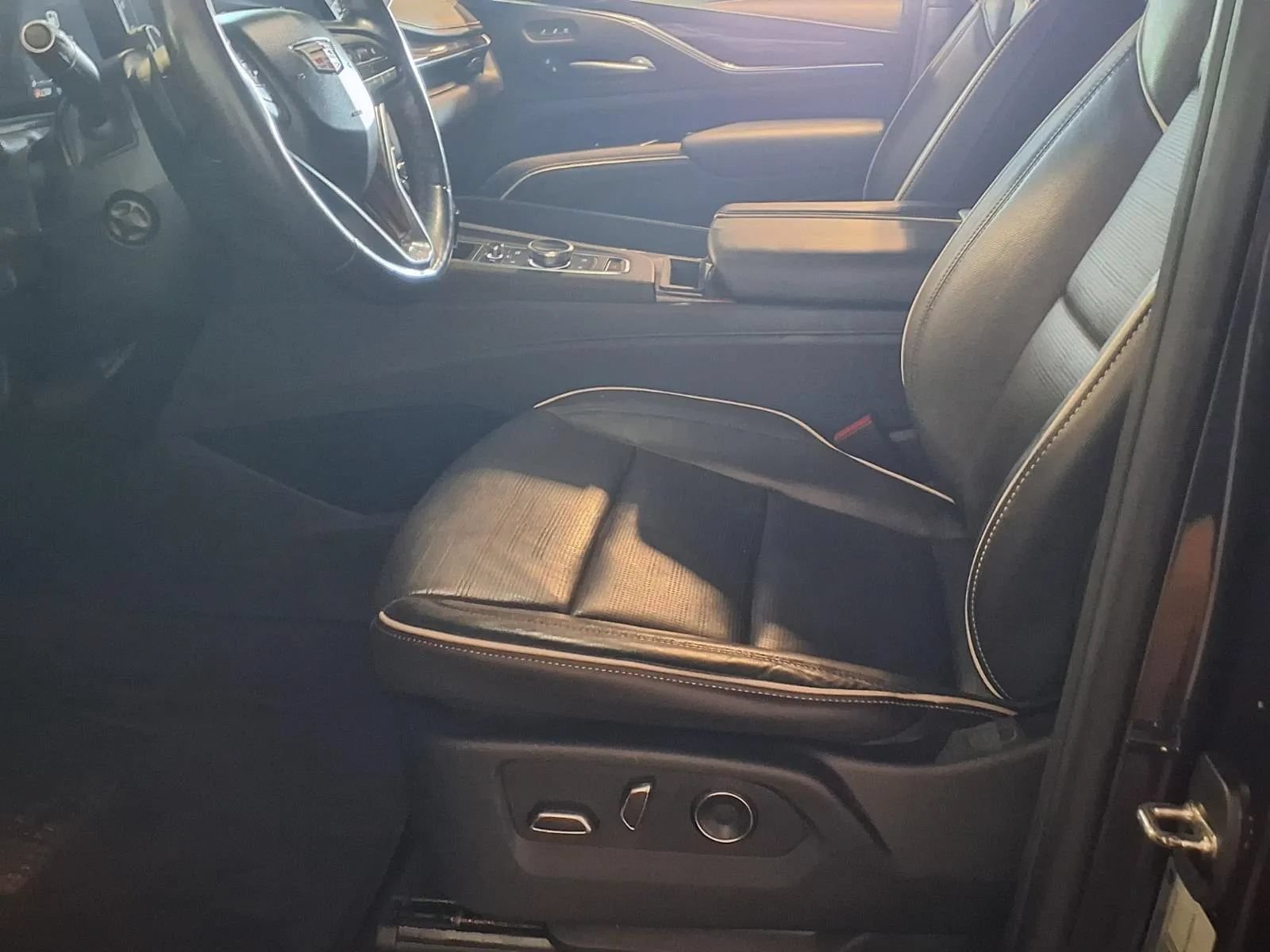 Used 2023 Cadillac Escalade ESV Premium Luxury w/ LPO, Radiant Package AWD/4WD image 18