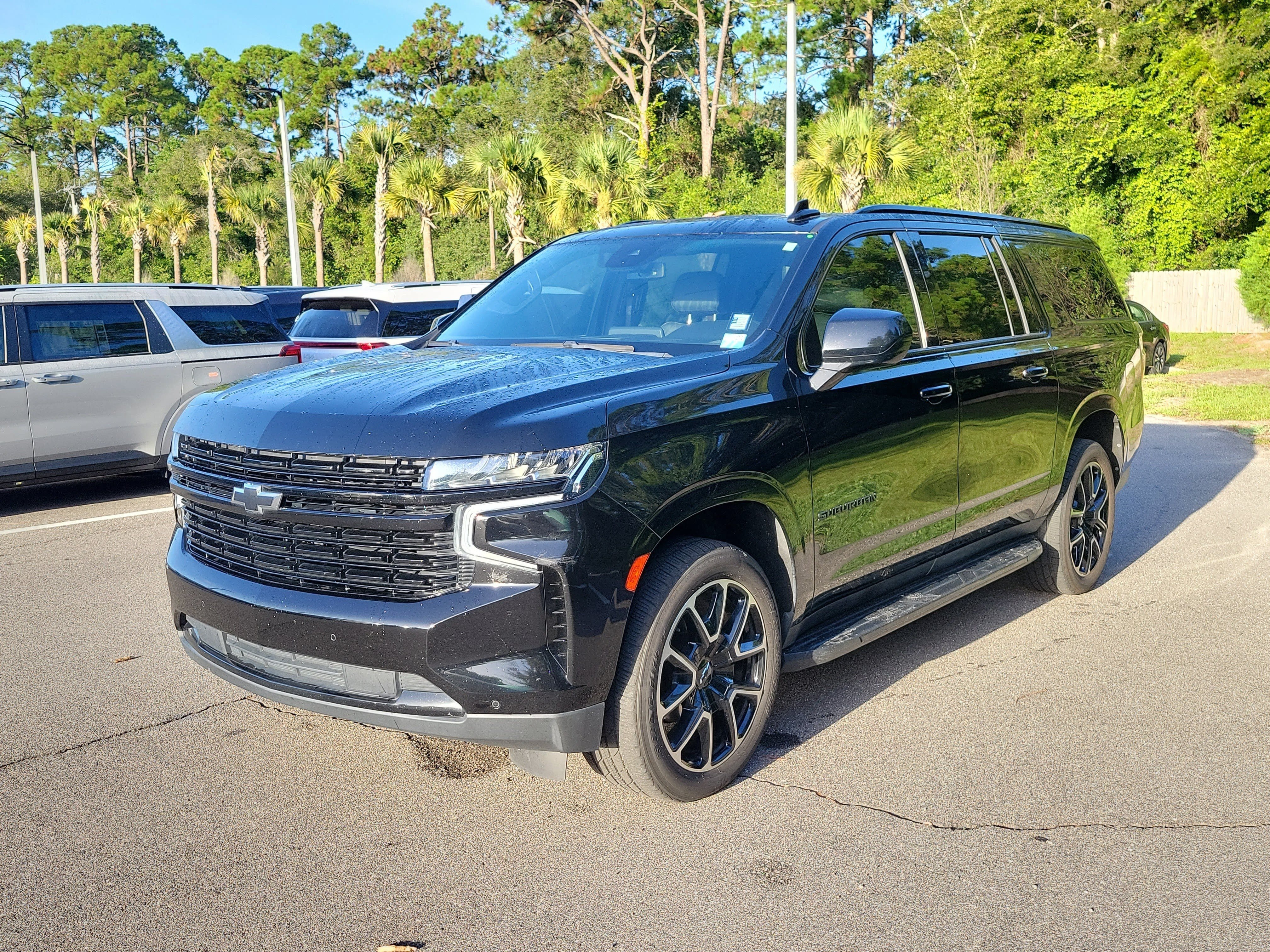 Used 2023 Chevrolet Suburban RST RWD image 2