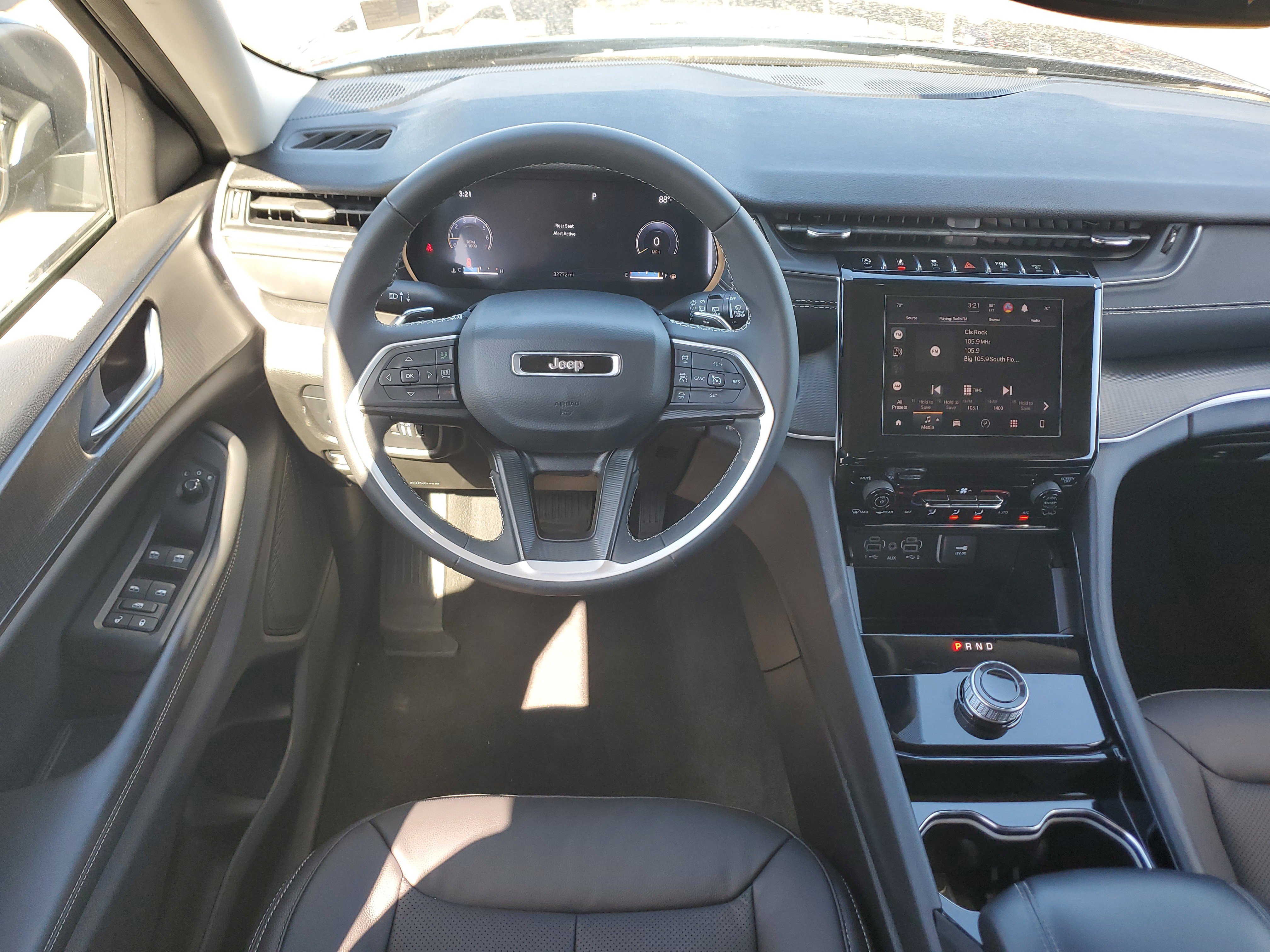 Used 2023 Jeep Grand Cherokee L Laredo image 24