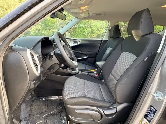 Used 2025 Kia Soul LX w/ LX Technology Package FWD image 9
