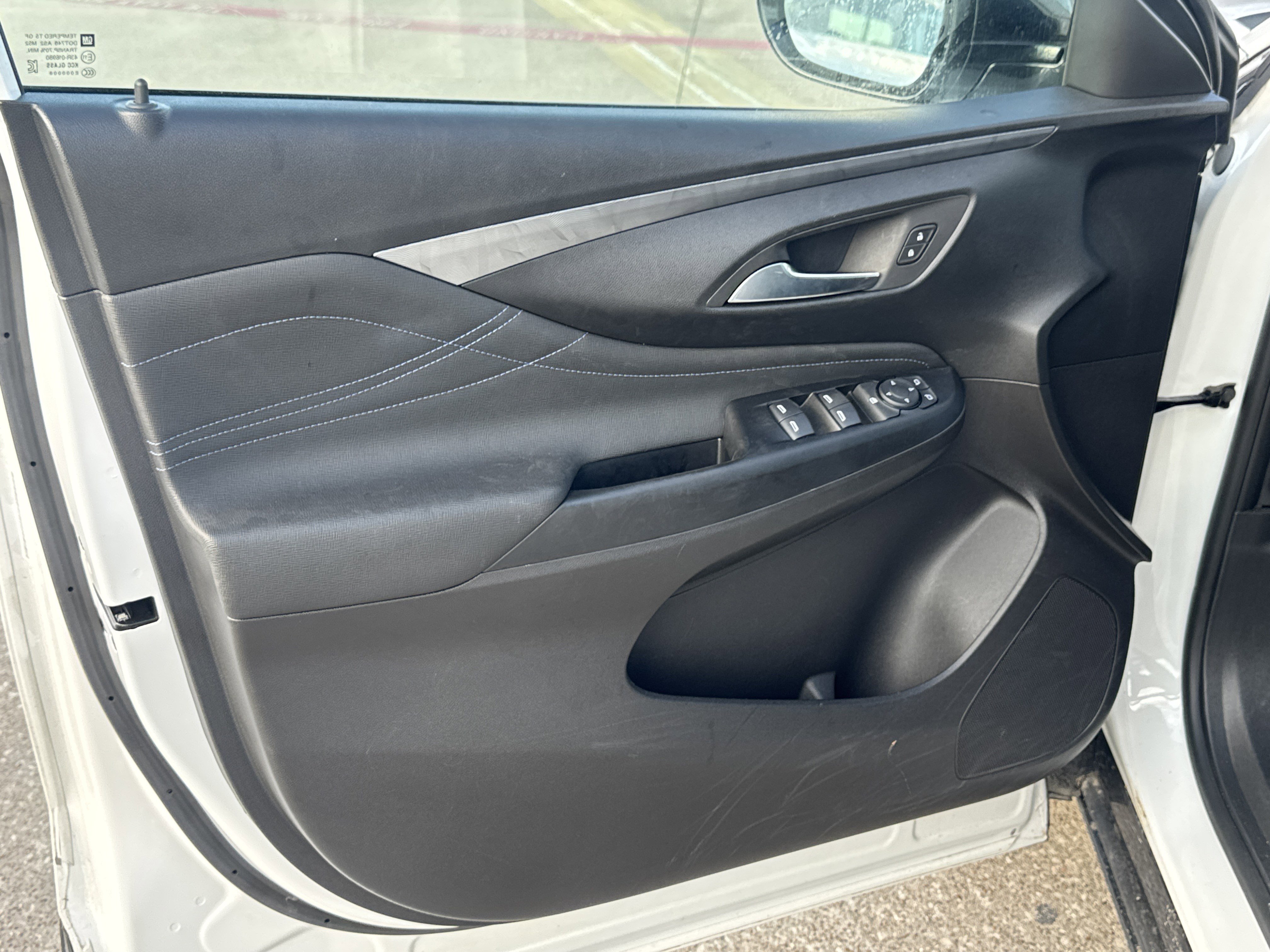 Used 2025 Buick Envista Sport Touring image 3