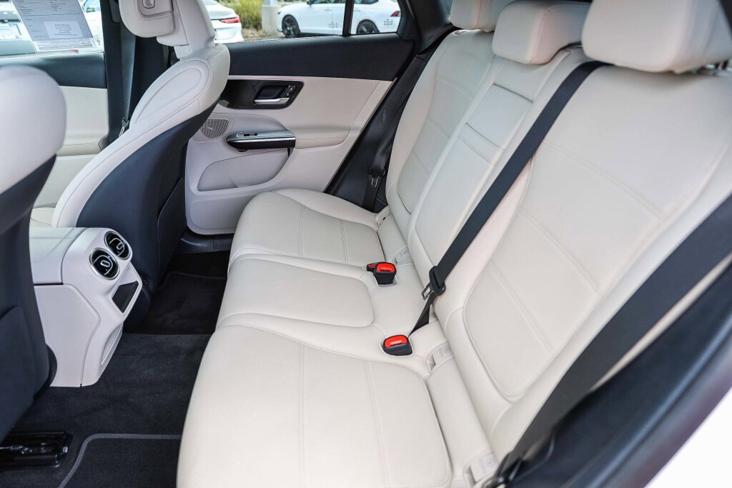 Used 2025 Mercedes-Benz GLC 350e 4MATIC image 9