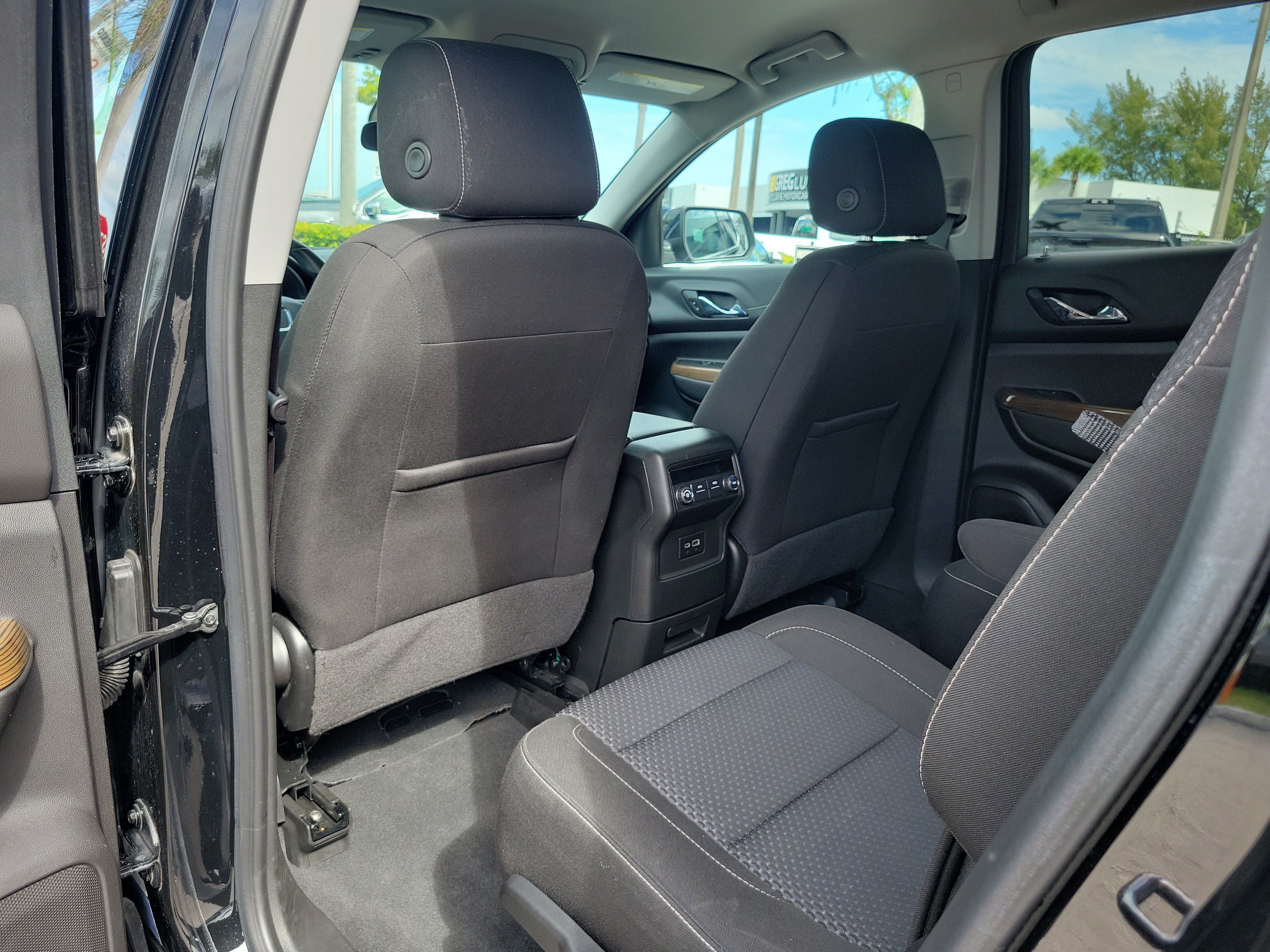 Used 2023 GMC Acadia SLE FWD image 13