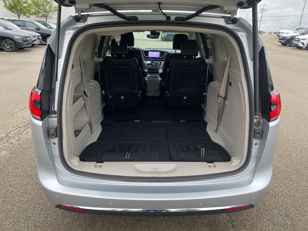 Used 2023 Chrysler Pacifica Touring-L FWD image 23