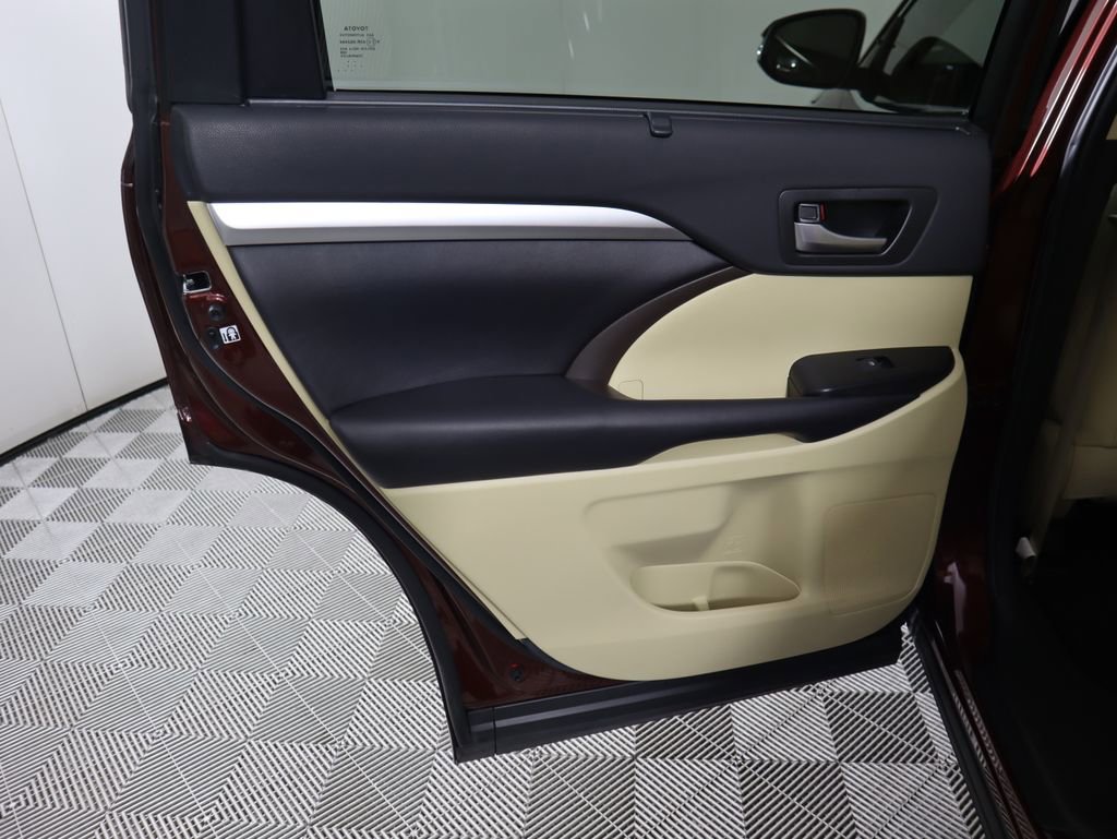 Used 2016 Toyota Highlander XLE image 27