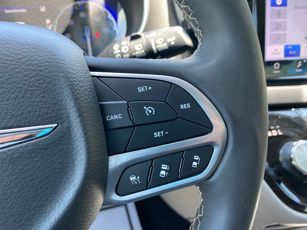 Used 2023 Chrysler Pacifica Touring-L FWD image 27