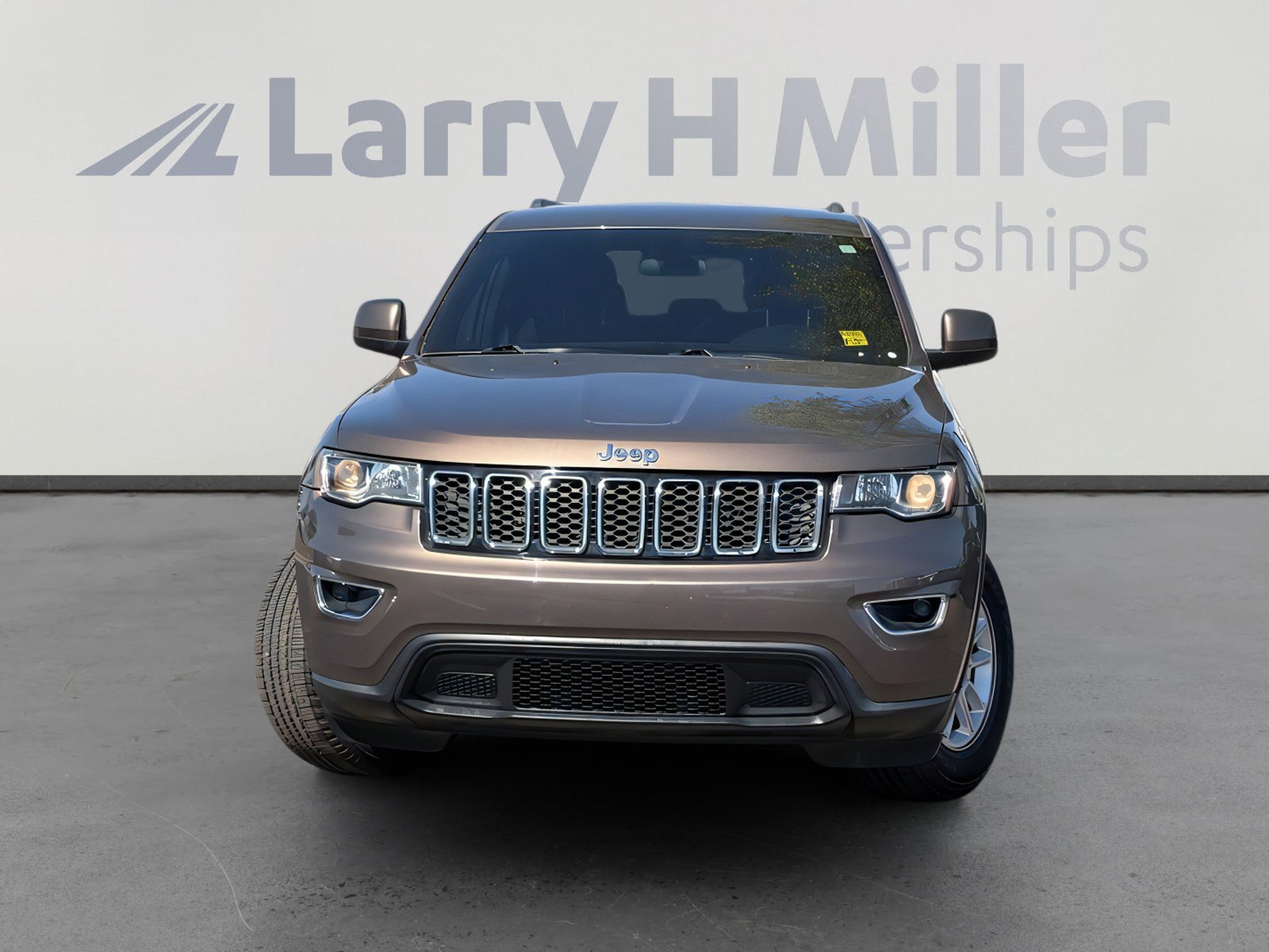 Used 2020 Jeep Grand Cherokee Laredo image 4