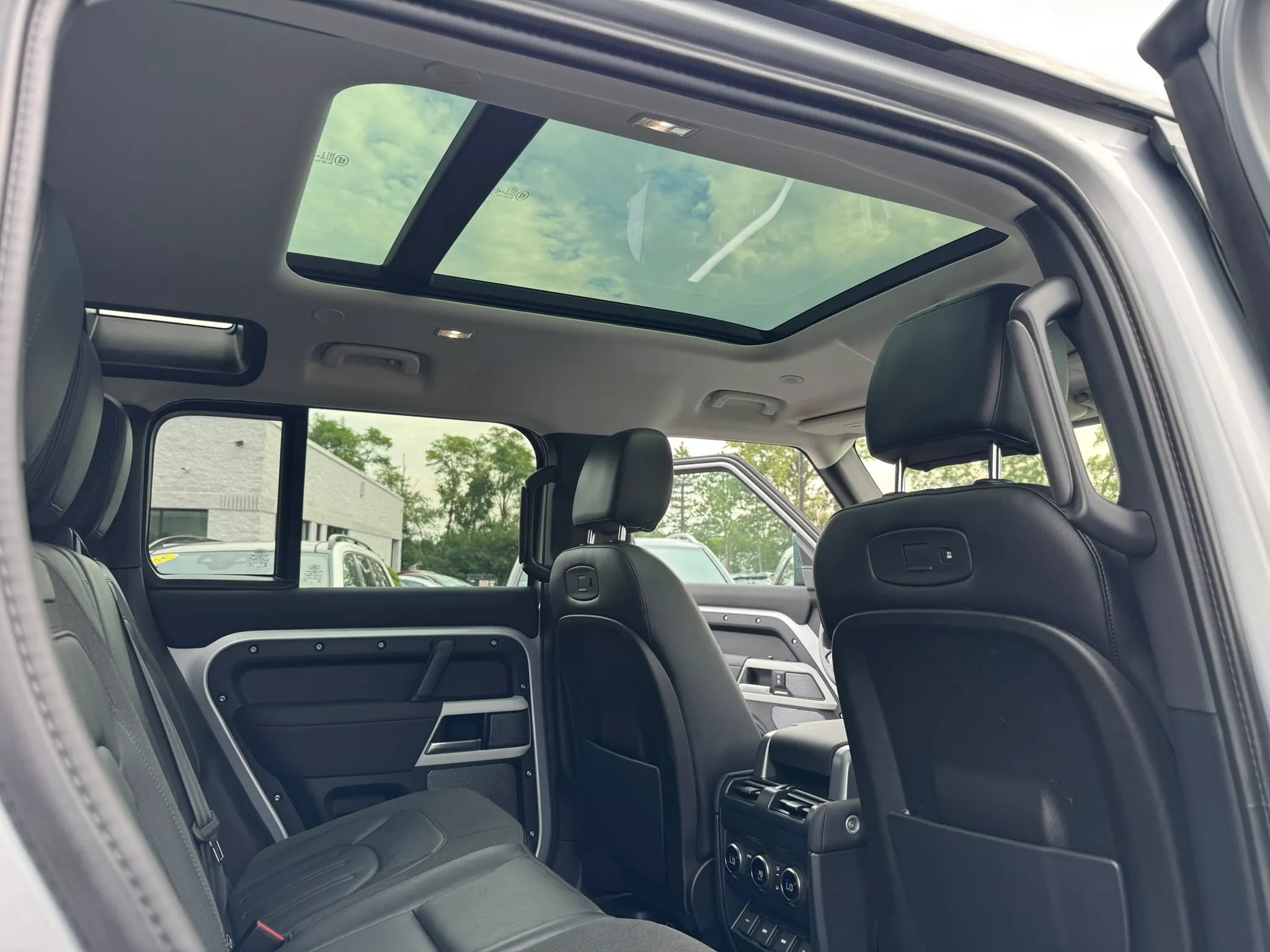 Used 2020 Land Rover Defender 110 HSE AWD/4WD image 24