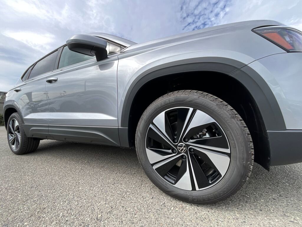 New 2025 Volkswagen Taos SE image 9