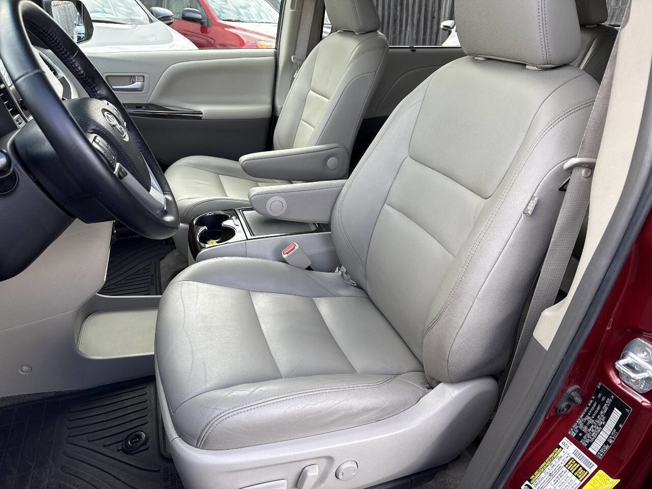 Used 2015 Toyota Sienna image 63