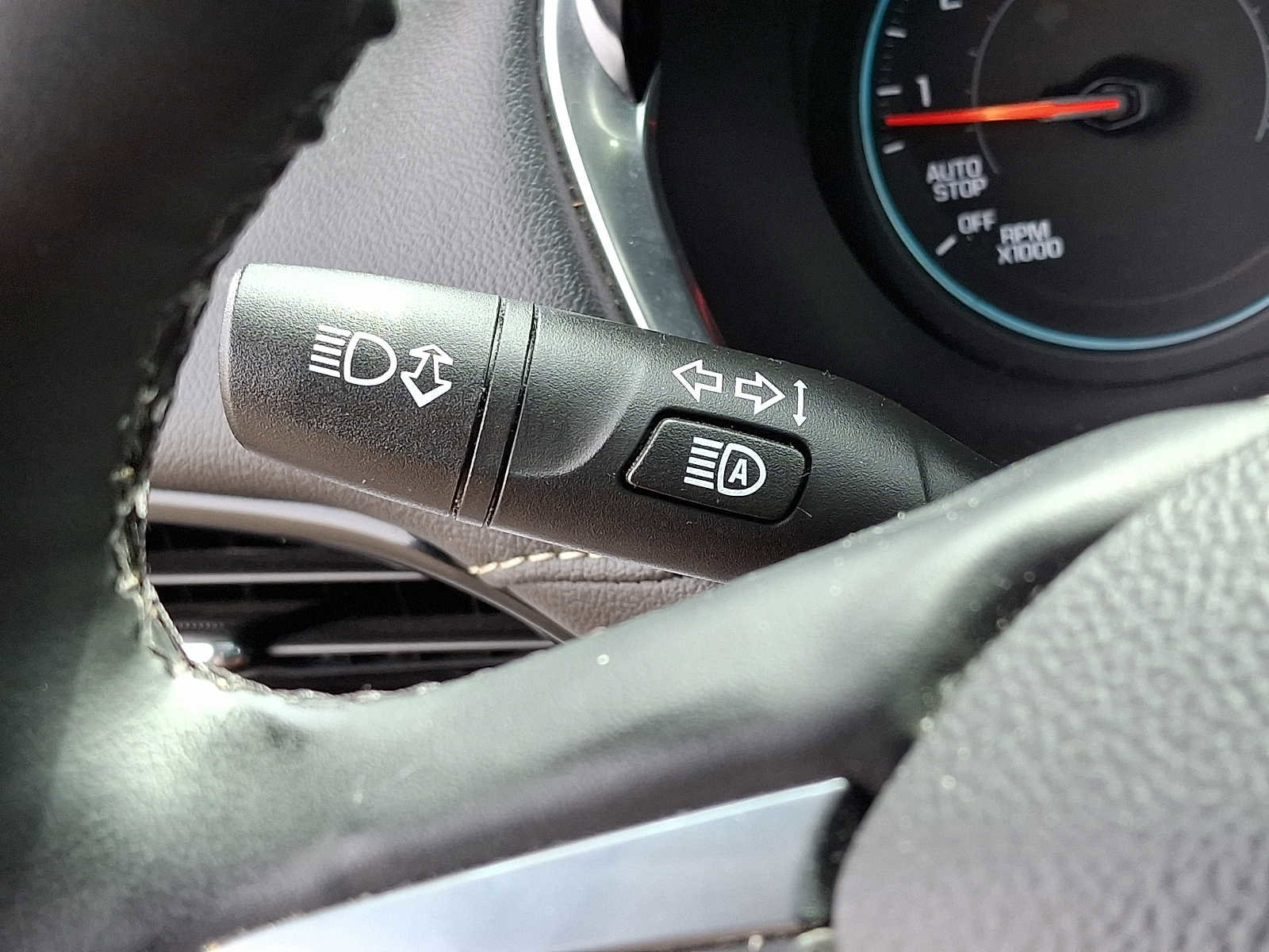 Used 2023 Chevrolet Traverse LT image 25