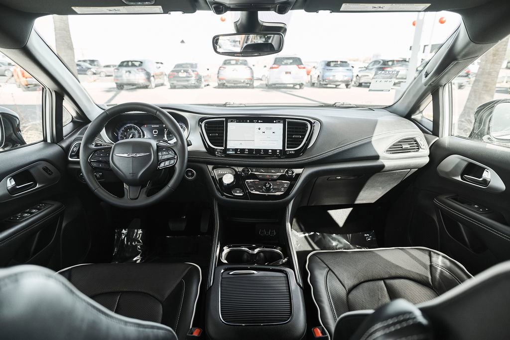 Used 2025 Chrysler Pacifica Limited image 22