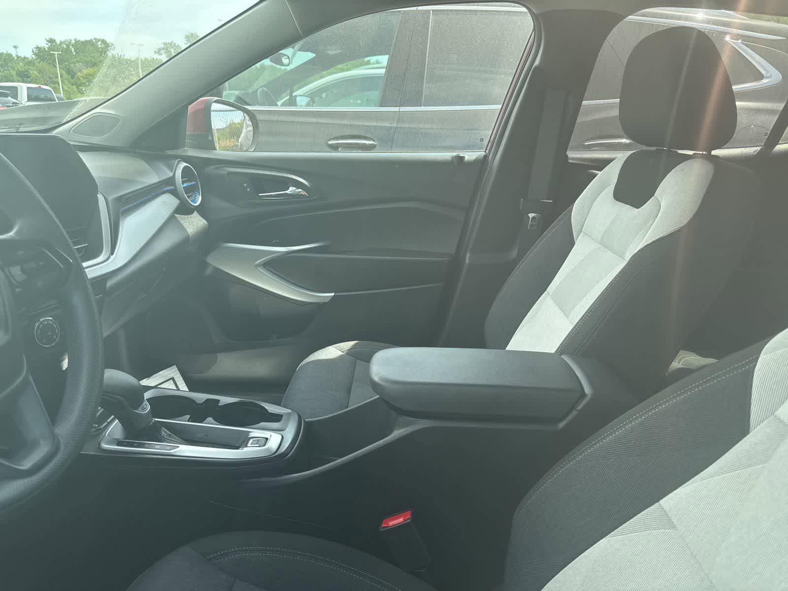 Used 2024 Chevrolet Trax LS w/ LS Convenience Package FWD image 31