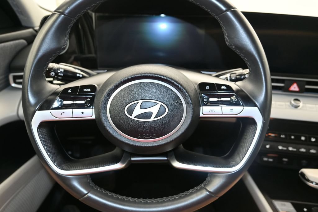 Used 2025 Hyundai Elantra Limited FWD image 14