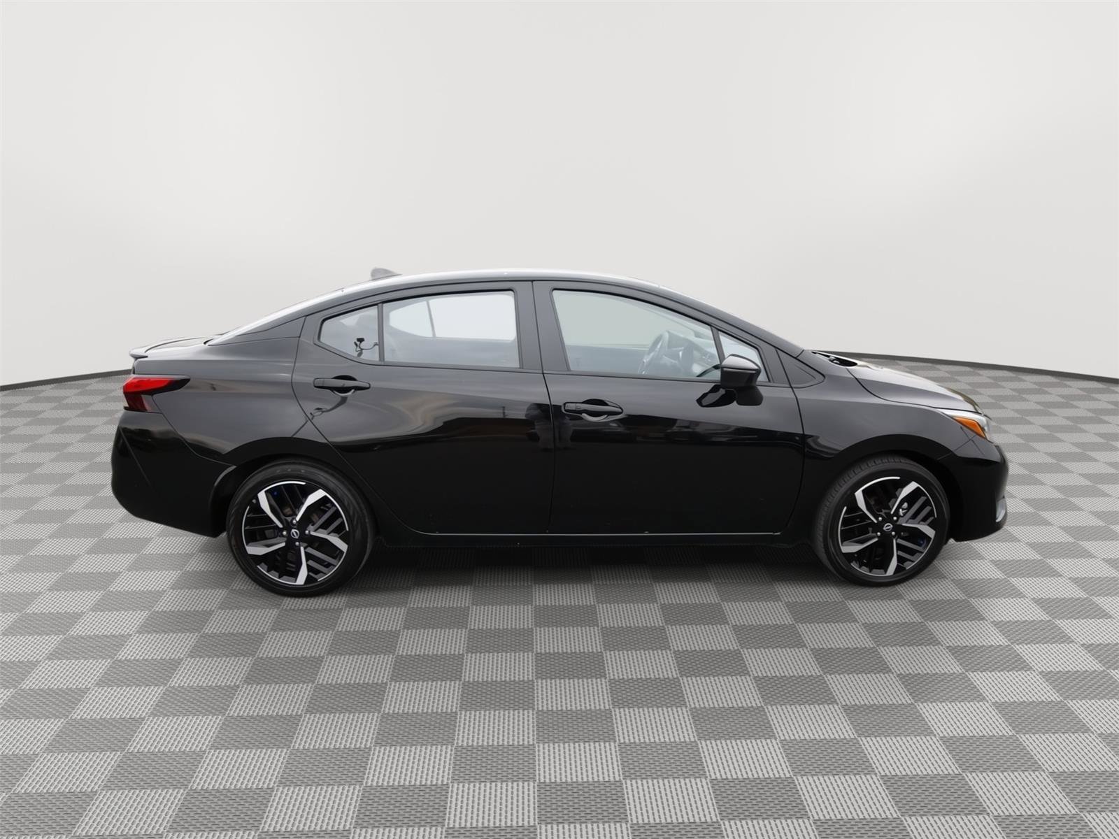 Used 2025 Nissan Versa SR image 6