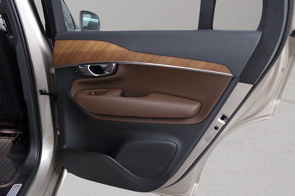 Used 2023 Volvo XC90 B5 Plus w/ Protection Package Premier image 14