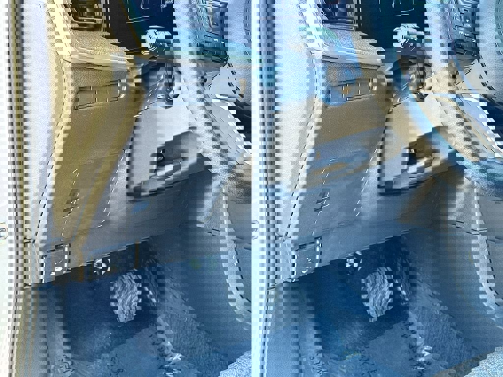 Used 2025 Nissan Kicks SV image 17