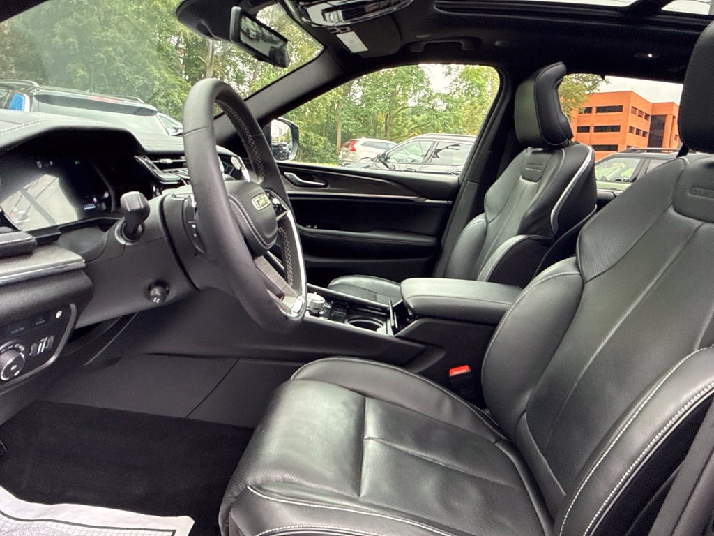 Used 2023 Jeep Grand Cherokee Overland w/ Luxury Tech Group IV AWD/4WD image 10