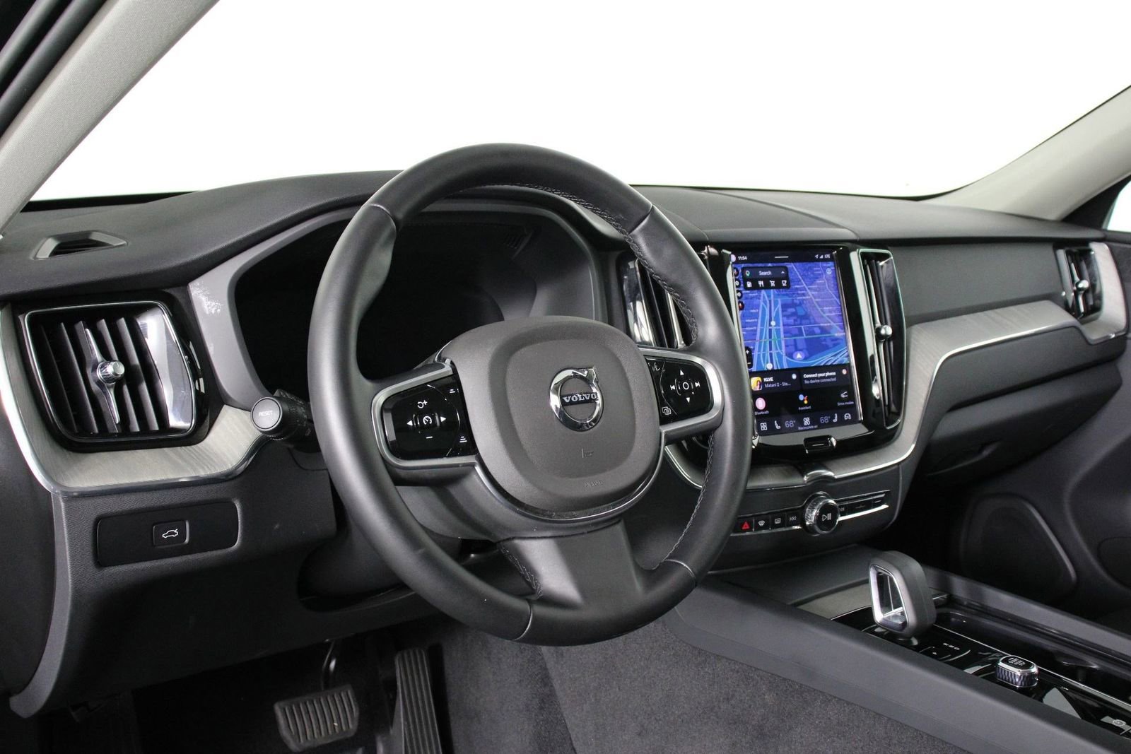 Certified 2025 Volvo XC60 B5 Plus AWD/4WD image 14