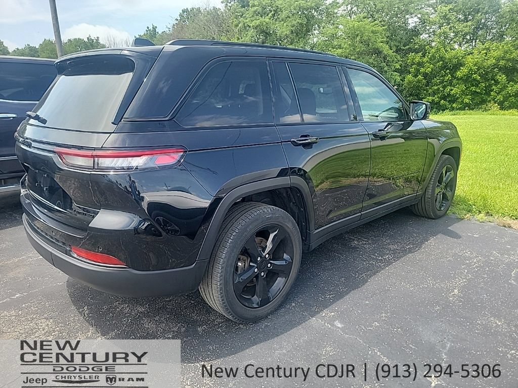 Used 2023 Jeep Grand Cherokee Altitude AWD/4WD image 4