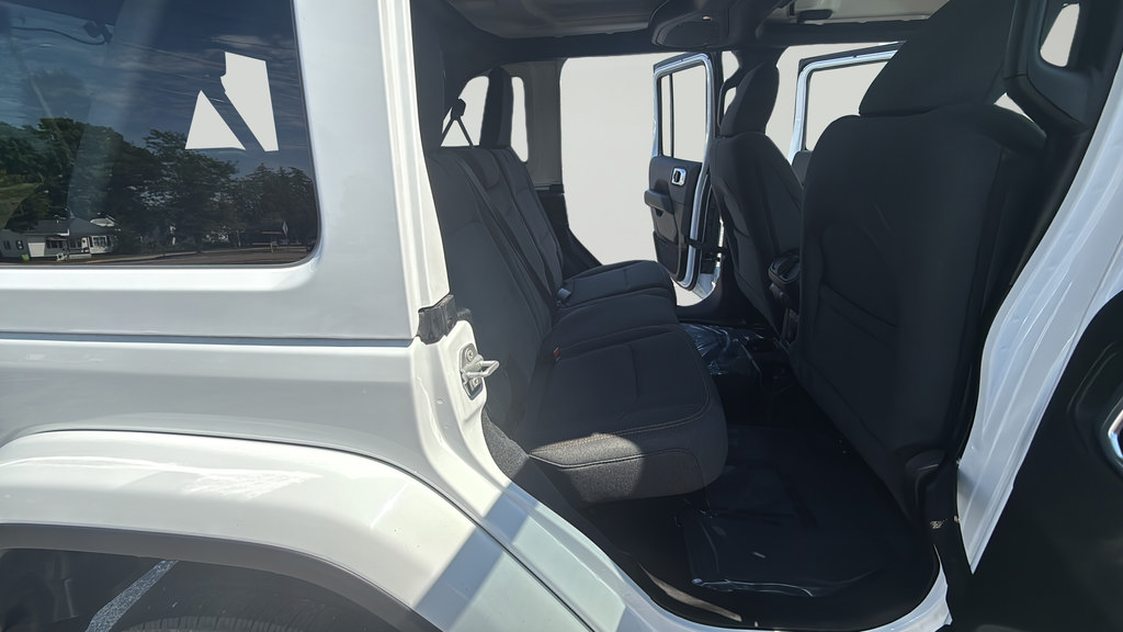 Used 2025 Jeep Wrangler Unlimited Sahara AWD/4WD image 30