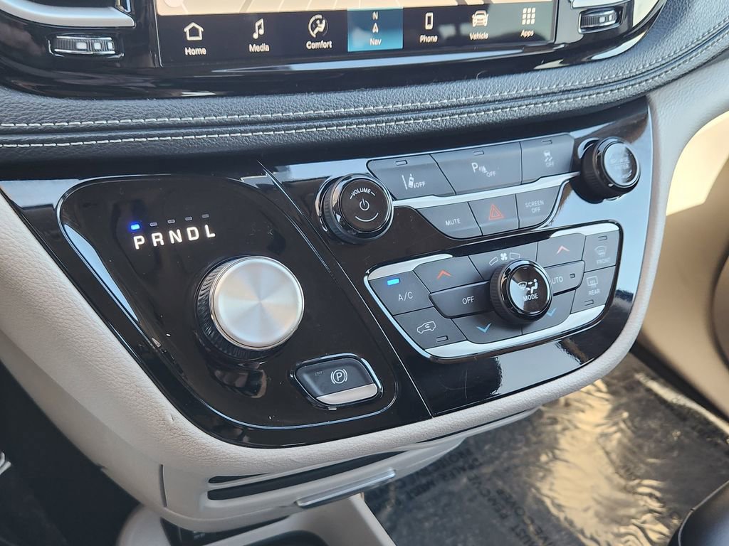 Used 2024 Chrysler Pacifica Select image 9