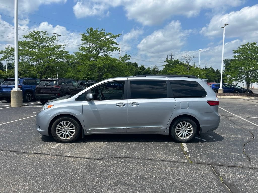 Used 2017 Toyota Sienna XLE Premium FWD image 2