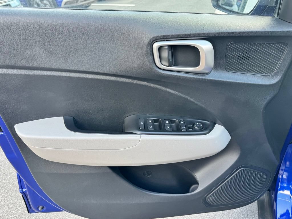 Used 2025 Hyundai Venue SEL FWD image 25