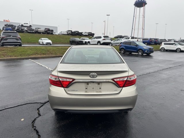Used 2016 Toyota Camry SE image 4