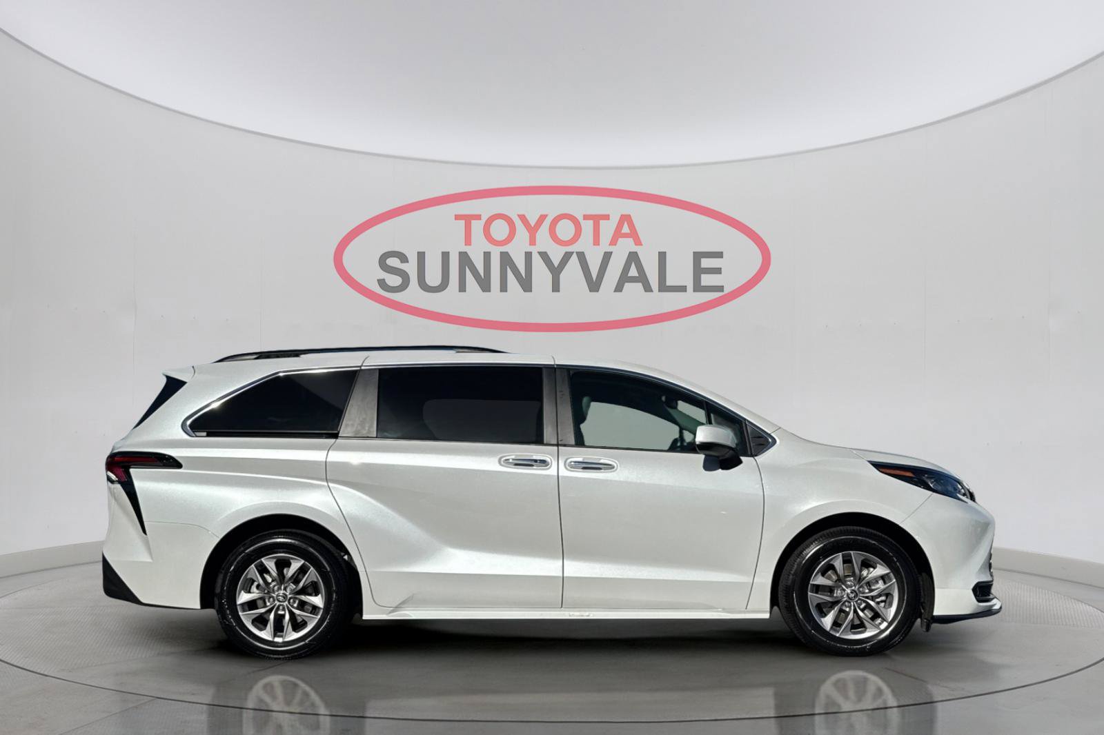 Used 2025 Toyota Sienna XLE FWD image 10