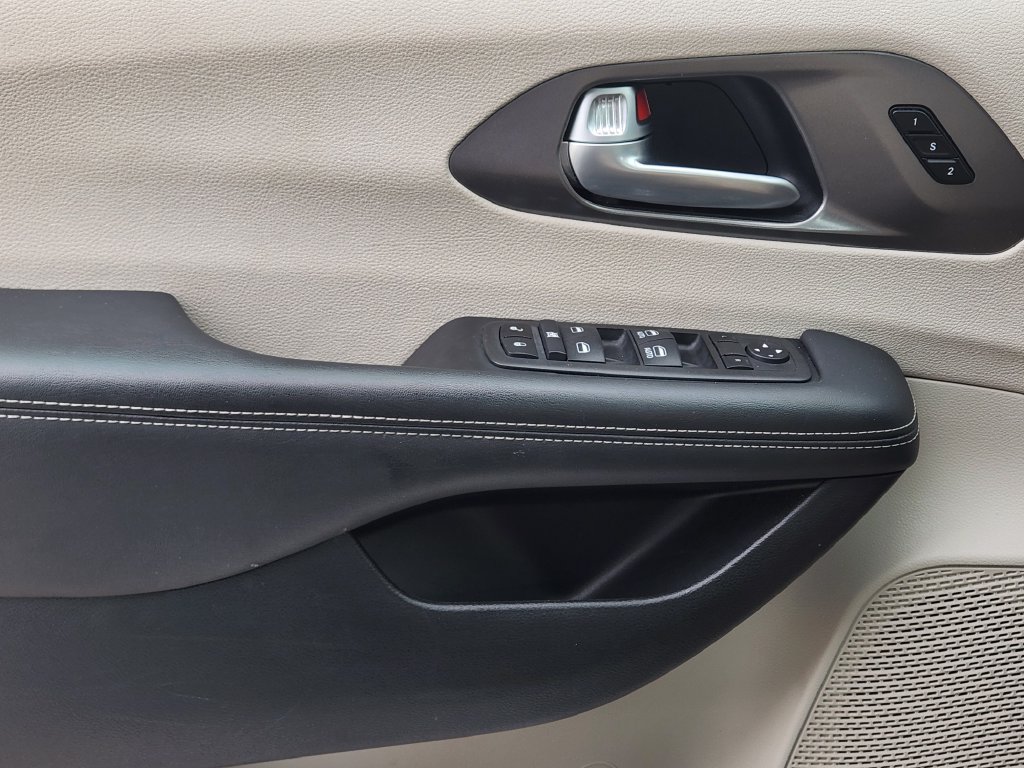 Used 2024 Chrysler Pacifica Touring-L FWD image 28