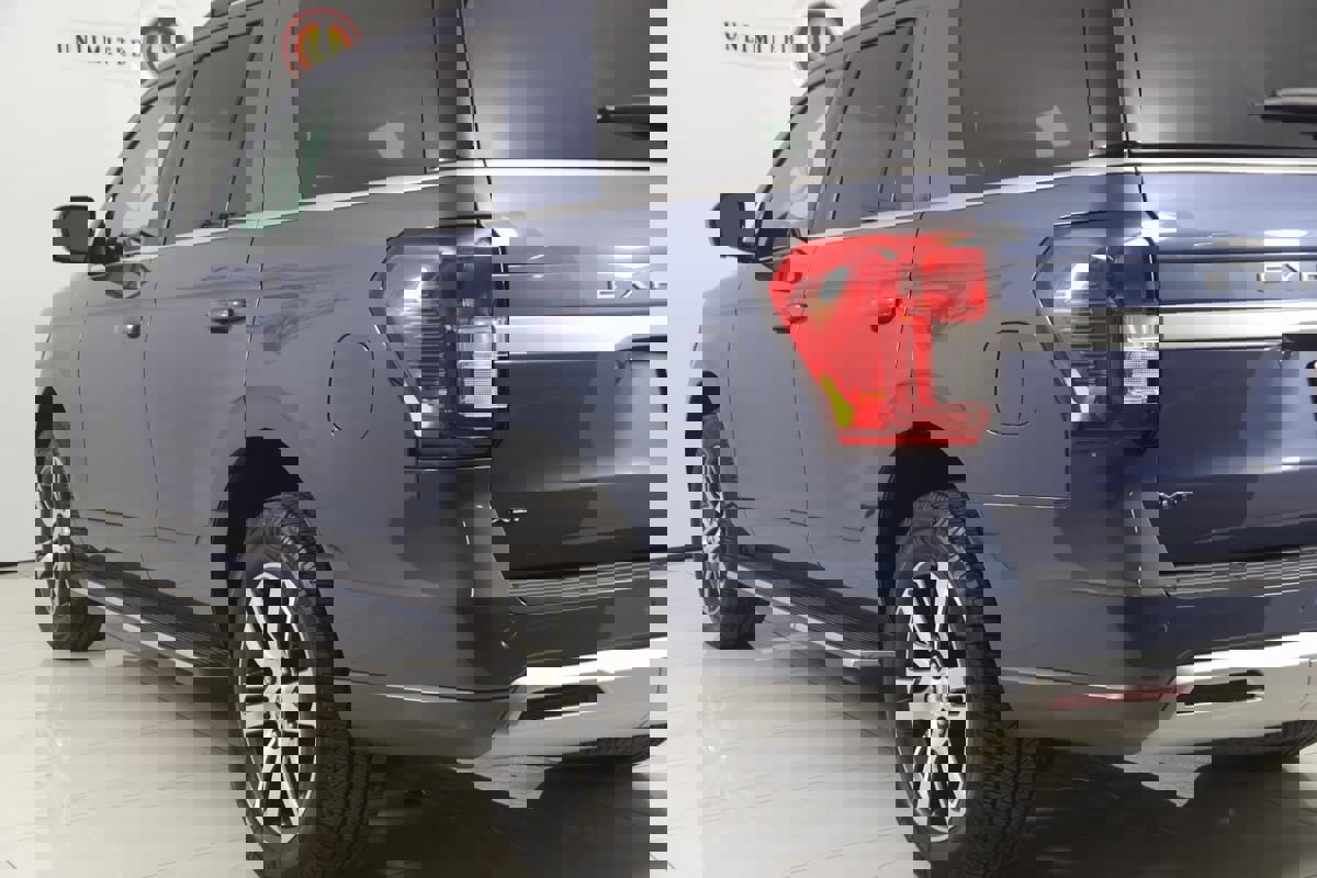 Used 2022 Ford Expedition XLT image 23