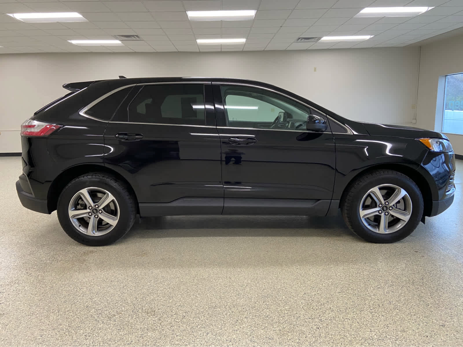 Used 2024 Ford Edge SEL w/ Convenience Package image 5