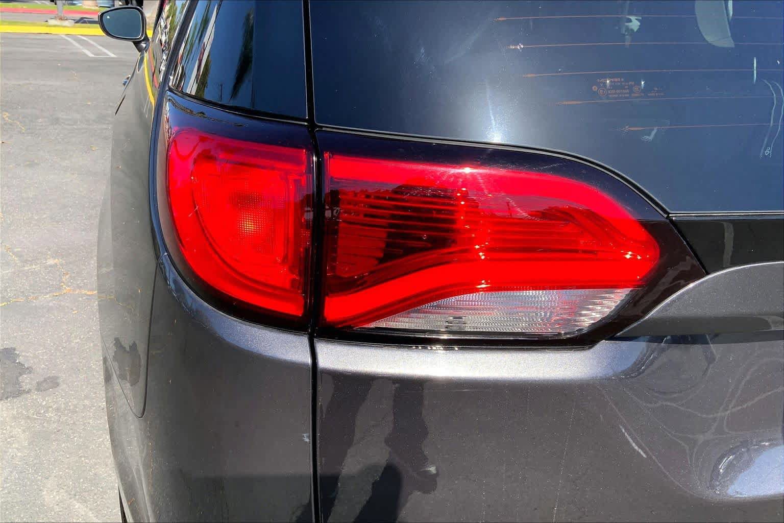Used 2019 Chrysler Pacifica Limited w/ Advanced Safetytec Group FWD image 28