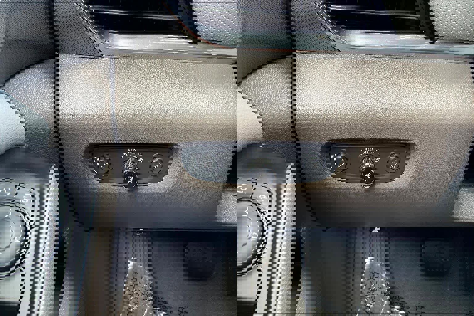 Used 2019 Chevrolet Traverse Premier w/ Driver Confidence II Package image 33