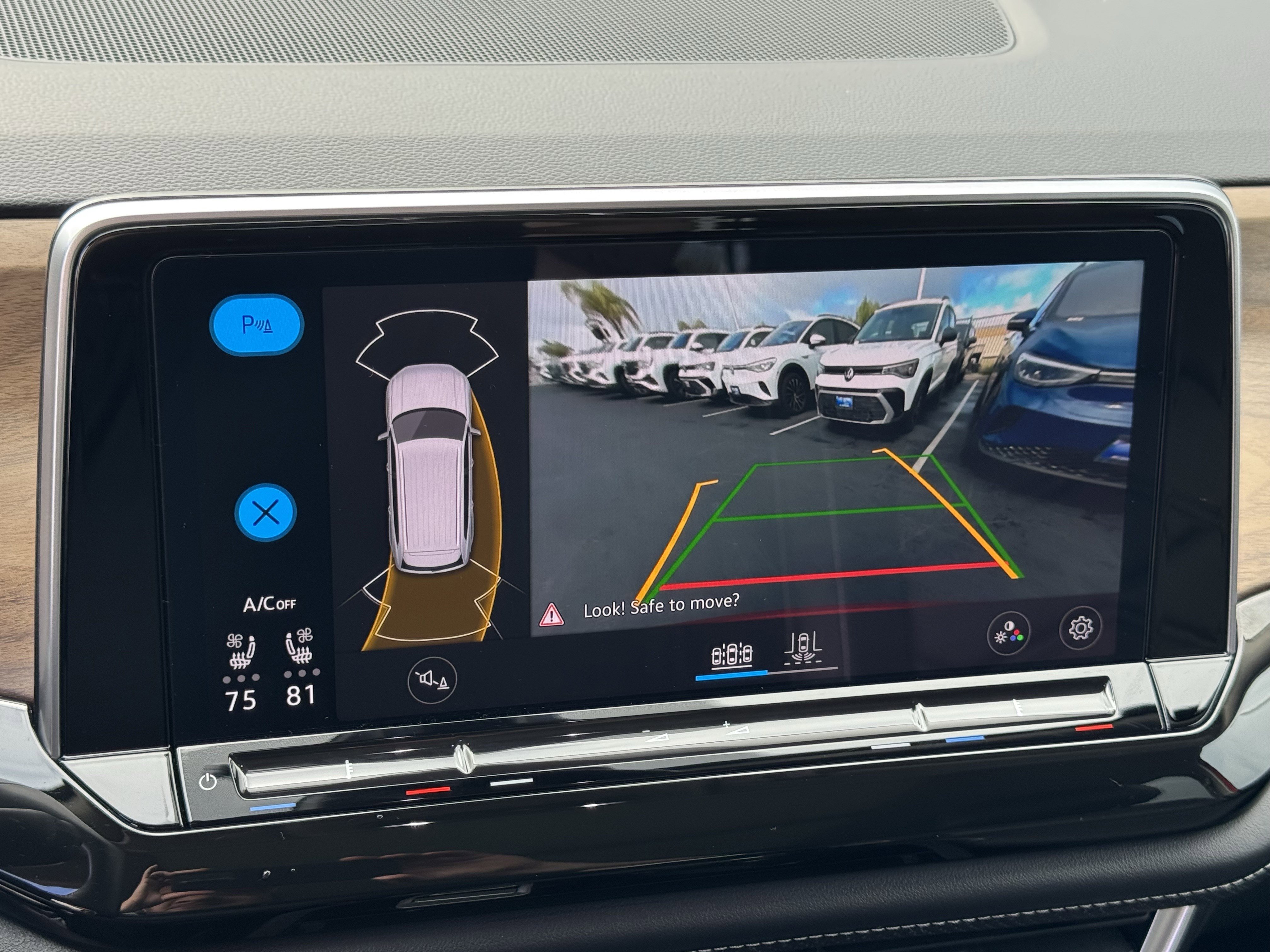 Used 2025 Volkswagen Atlas SE image 28