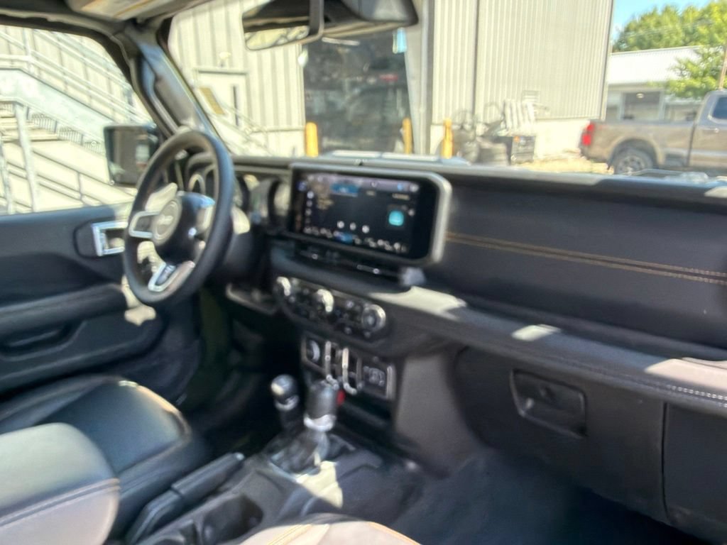 Certified 2024 Jeep Wrangler Unlimited Sahara w/ Technology Group AWD/4WD image 38