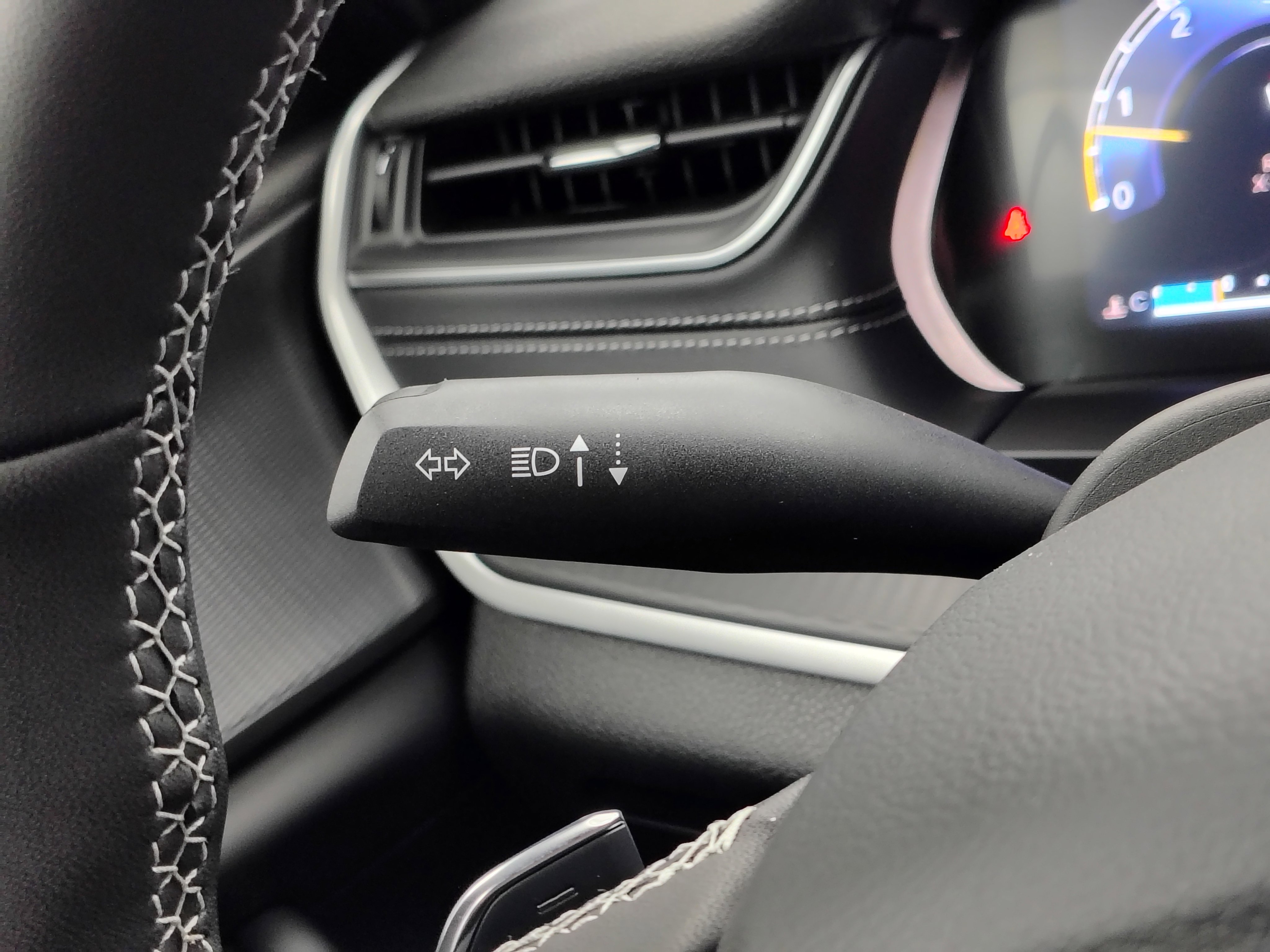 New 2025 Jeep Grand Cherokee Altitude image 34