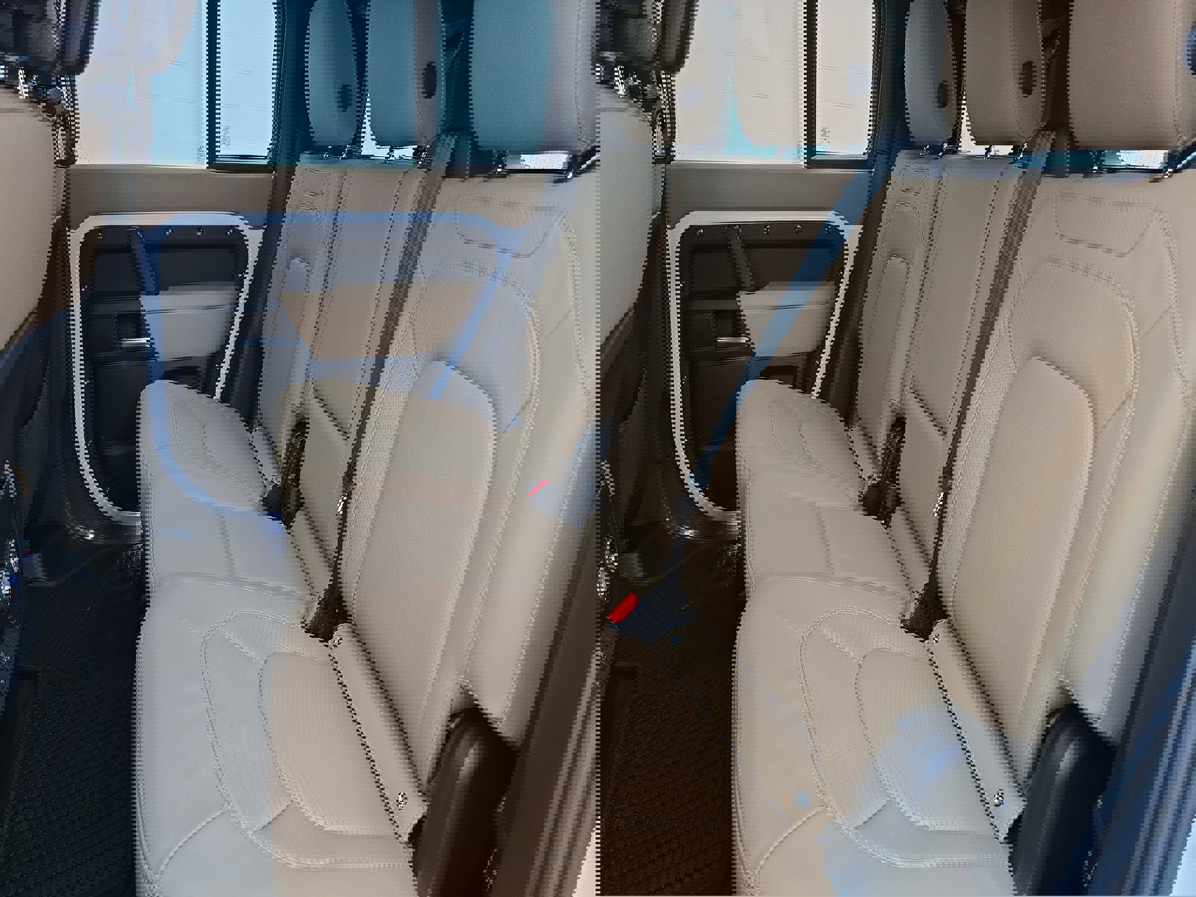 New 2026 Land Rover Defender 110 X-Dynamic SE image 13