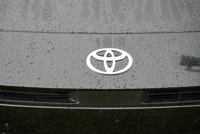 Used 2025 Toyota Camry SE FWD image 4