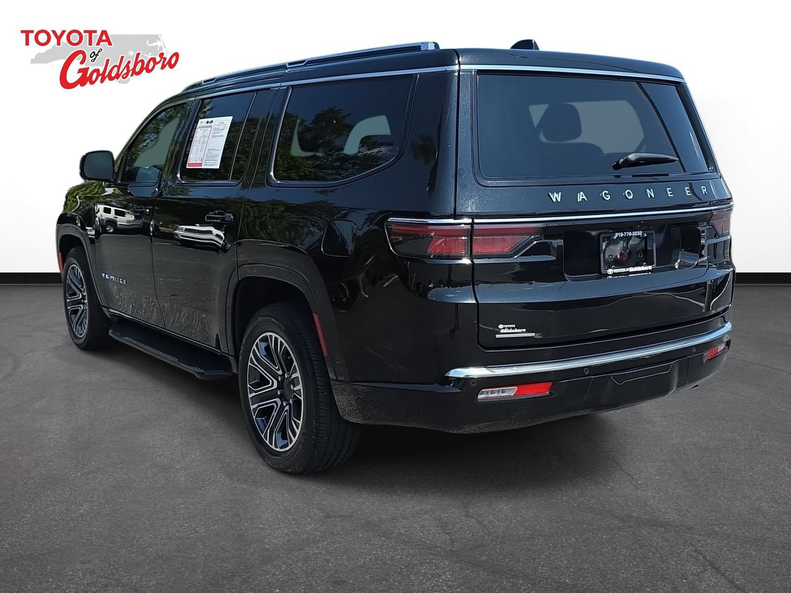 Used 2023 Jeep Wagoneer 4WD w/ Premium Group I image 7