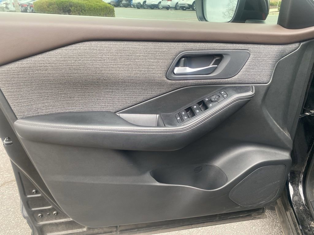 Used 2023 Nissan Rogue SV image 10