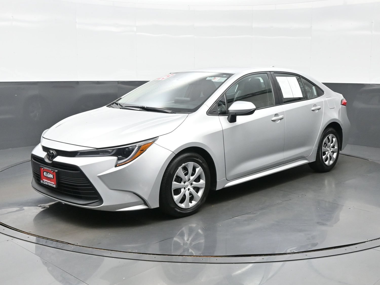 Used 2025 Toyota Corolla LE FWD image 2