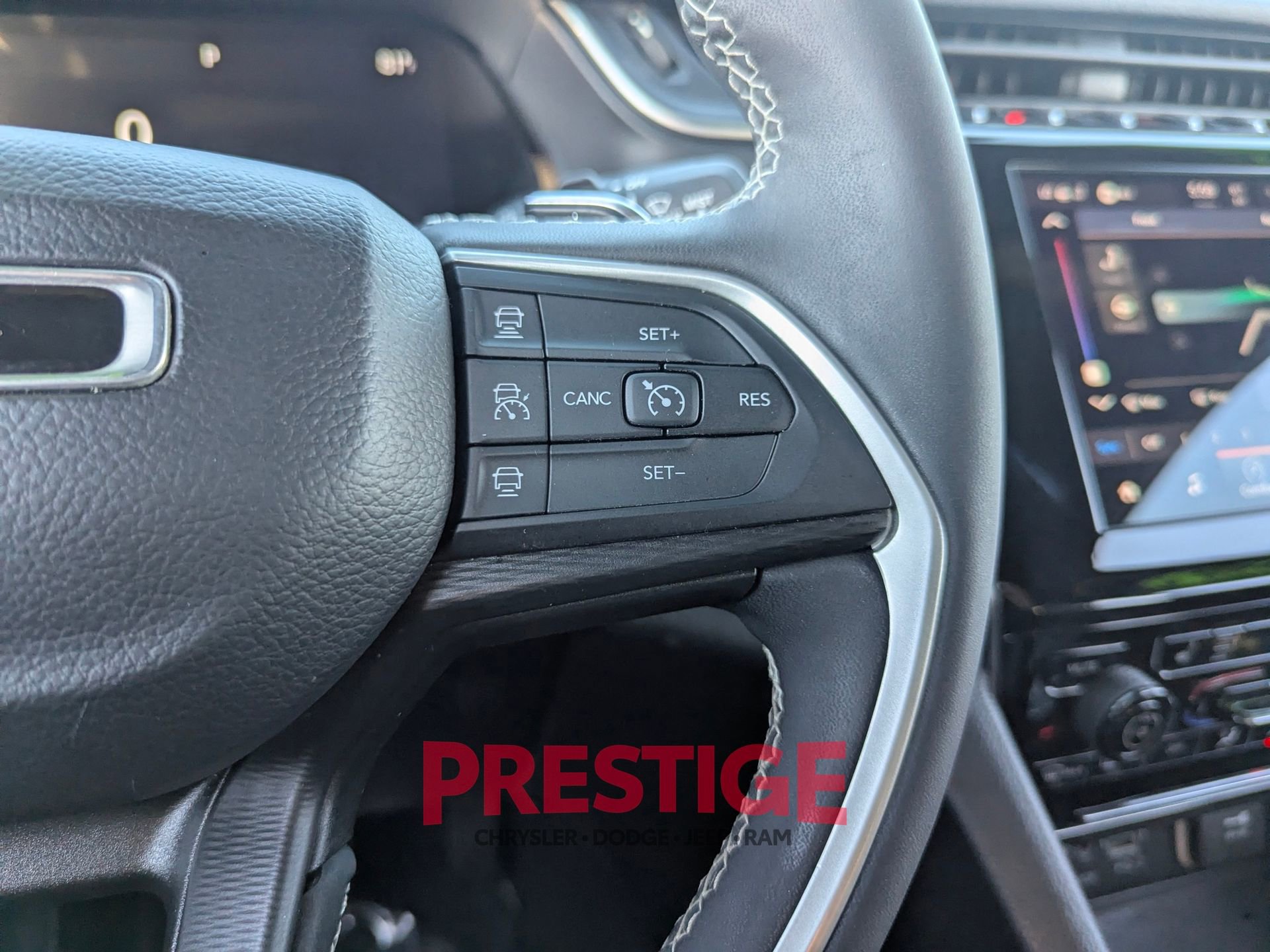 Used 2023 Jeep Grand Cherokee L Laredo image 21