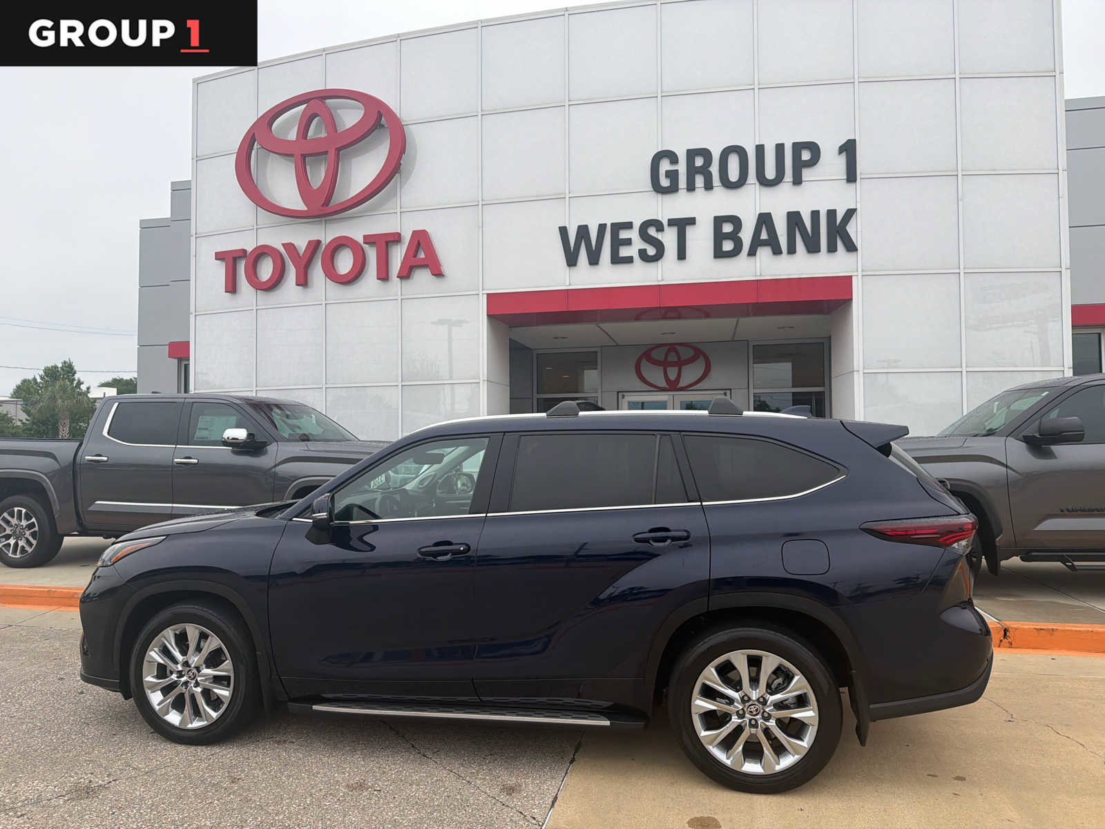 Used 2024 Toyota Highlander Limited AWD/4WD image 1