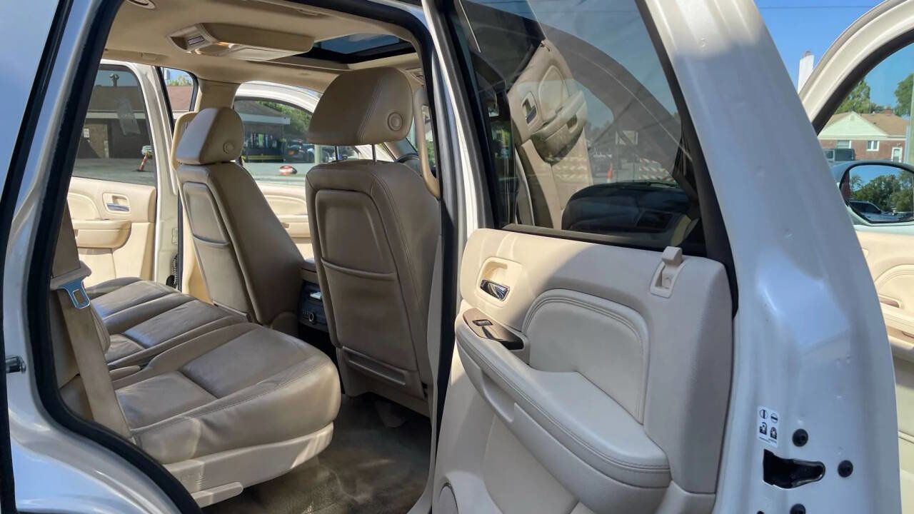 Used 2007 Cadillac Escalade AWD w/ Information Package image 21