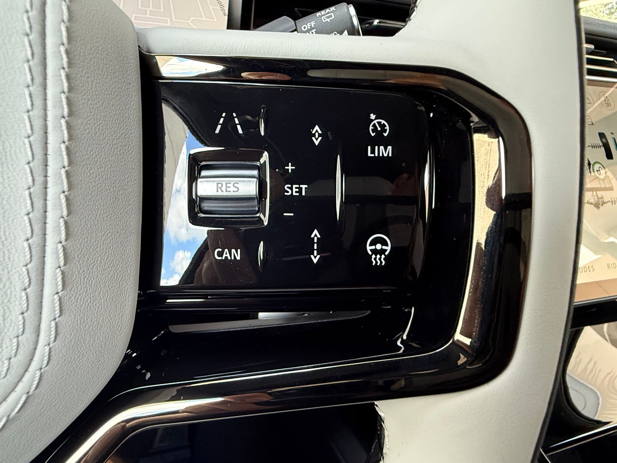 New 2026 Land Rover Range Rover Sport Dynamic SE AWD/4WD image 17