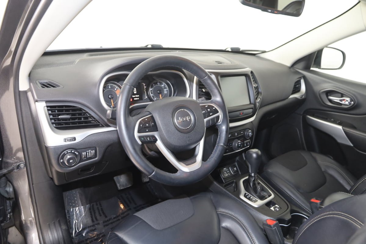 Used 2018 Jeep Cherokee Latitude Plus w/ Cold Weather Group FWD image 22