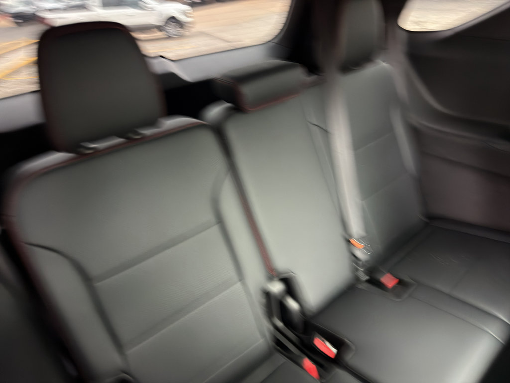 Used 2025 Chevrolet Traverse RS FWD image 40