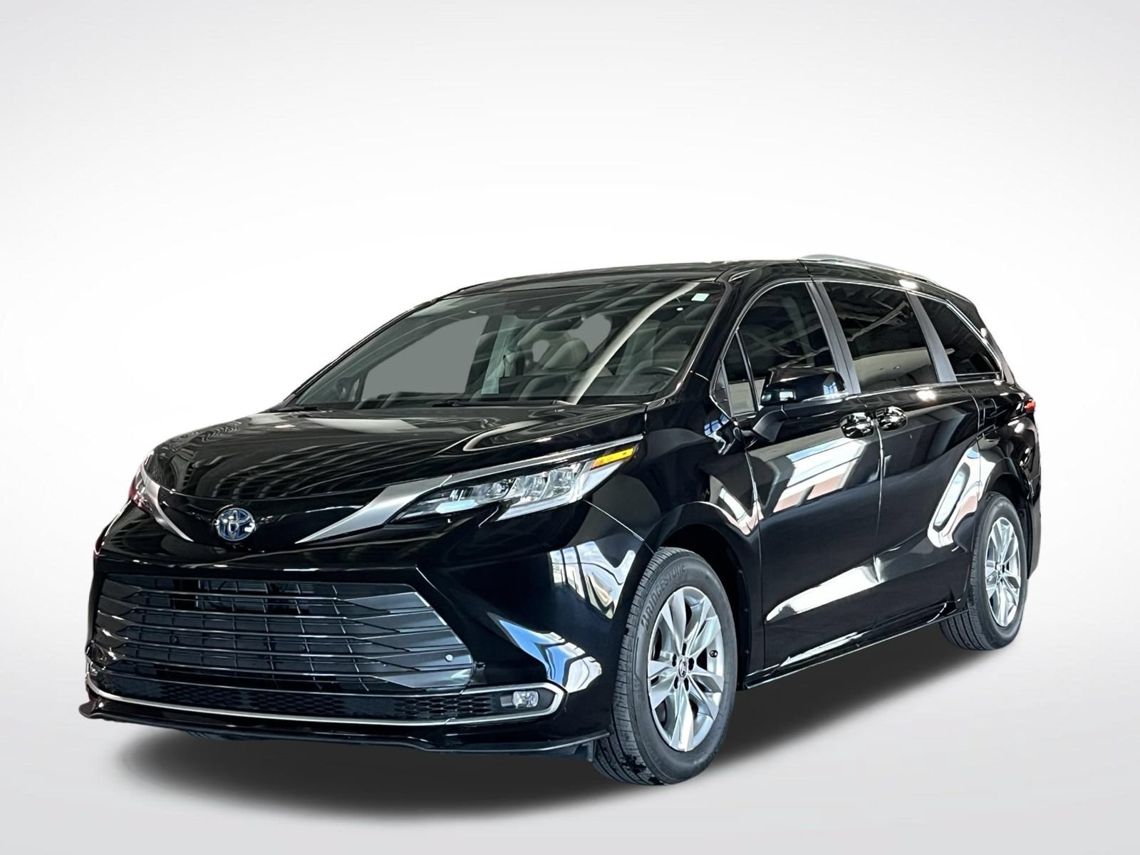 Used 2023 Toyota Sienna Limited FWD image 4